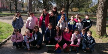 Къщички и хранилки за птици поставиха второкласниците от иновативните паралелки в Гимназията