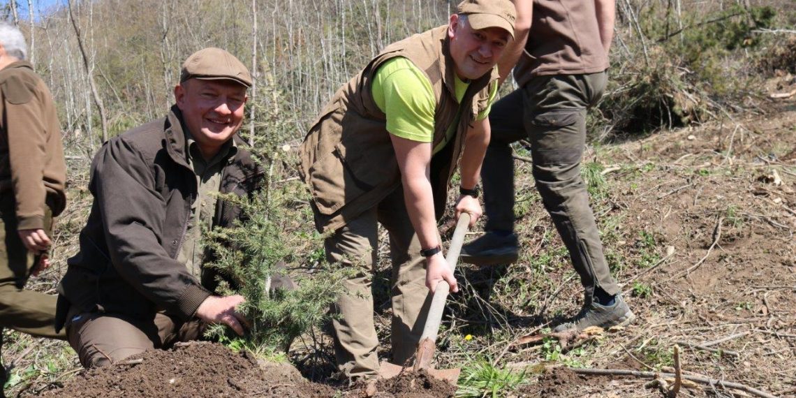 С ентусиазъм и добро настроение съмишленици от “Идеал Стадарт – Видима” залесиха терен до Хоталич