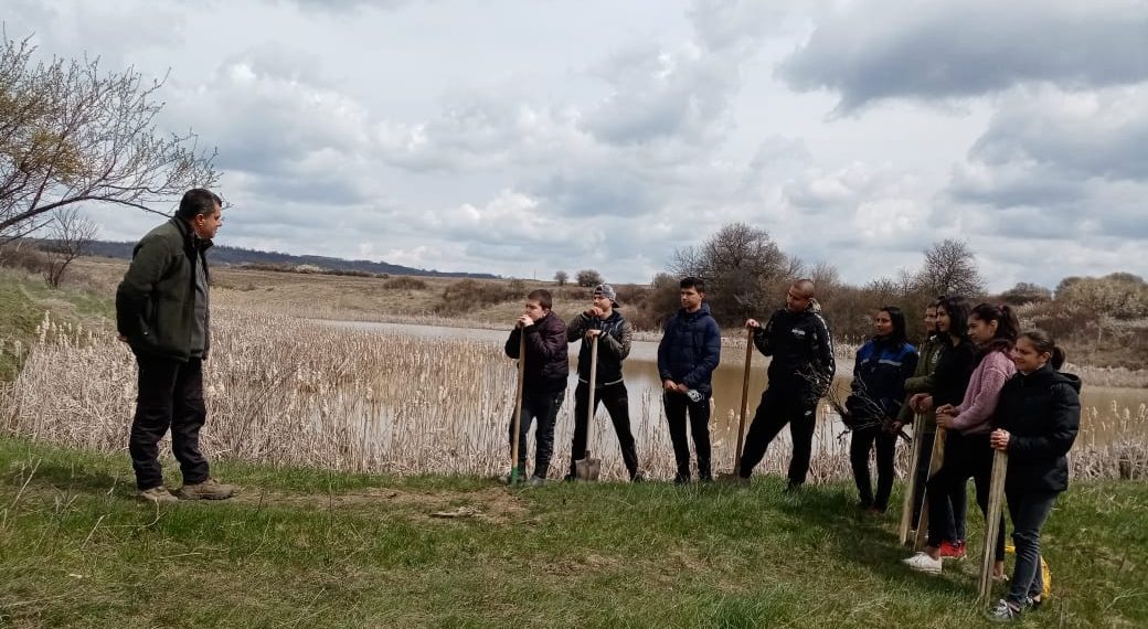 Доброволци сяха дръвчета в селата от Деветашкото плато