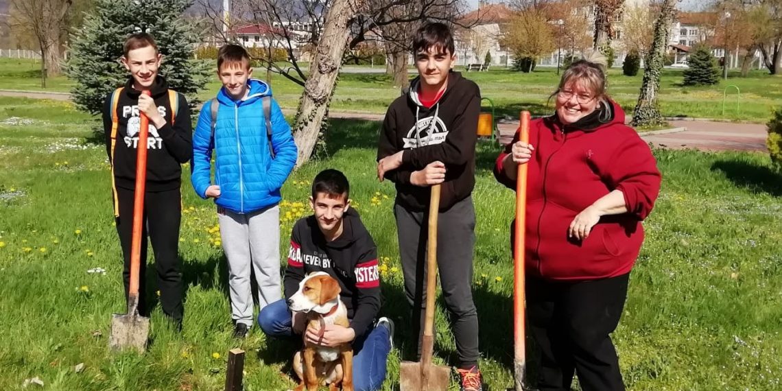Шестокласници засадиха дръвчета за по-зелено и чисто бъдеще