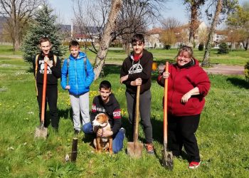 Шестокласници засадиха дръвчета за по-зелено и чисто бъдеще