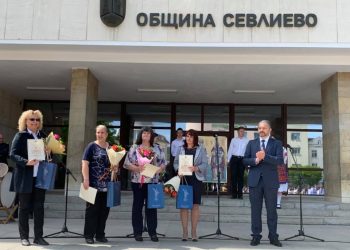 Учителките Ваня Ангелска, Галя Шеверня, Кинка Иванова и Веска Николова бяха наградени по случай 24 май