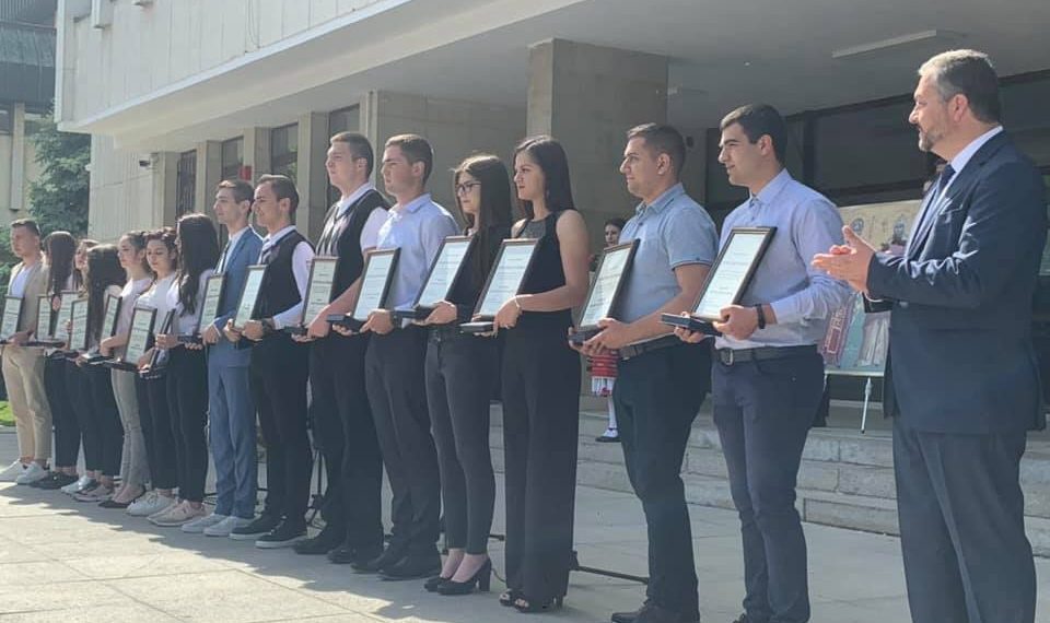 Община Севлиево награди изявените си ученици