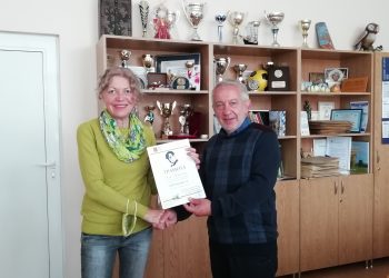 Мелнур Нуриева и преподавателката й Даниела Йорданова – с награди от конкурса “Гео Милев”