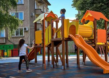 Още една обновена детска площадка в Севлиево