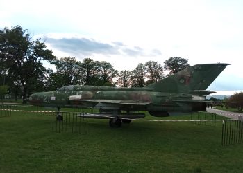 Военен самолет, свръхзвуков изтребител  МиГ-21 ПФМ допълва експозицията на парк “Казармите”