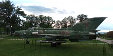 Военен самолет, свръхзвуков изтребител  МиГ-21 ПФМ допълва експозицията на парк “Казармите”