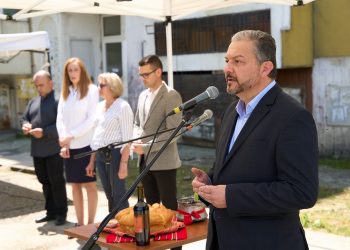 Д-р Иванов стартира строителните дейности по санирането на три блока