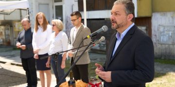 Д-р Иванов стартира строителните дейности по санирането на три блока