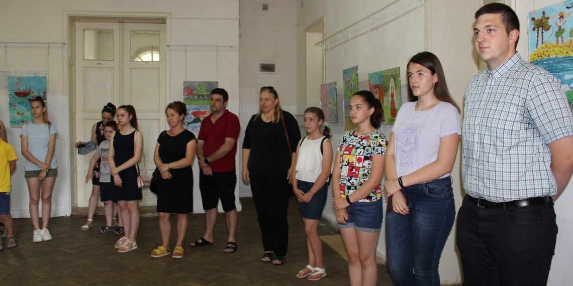 Ярка, свежа и с безгранично въображение е годишната изложба на децата от школа “ВВ – Арт”