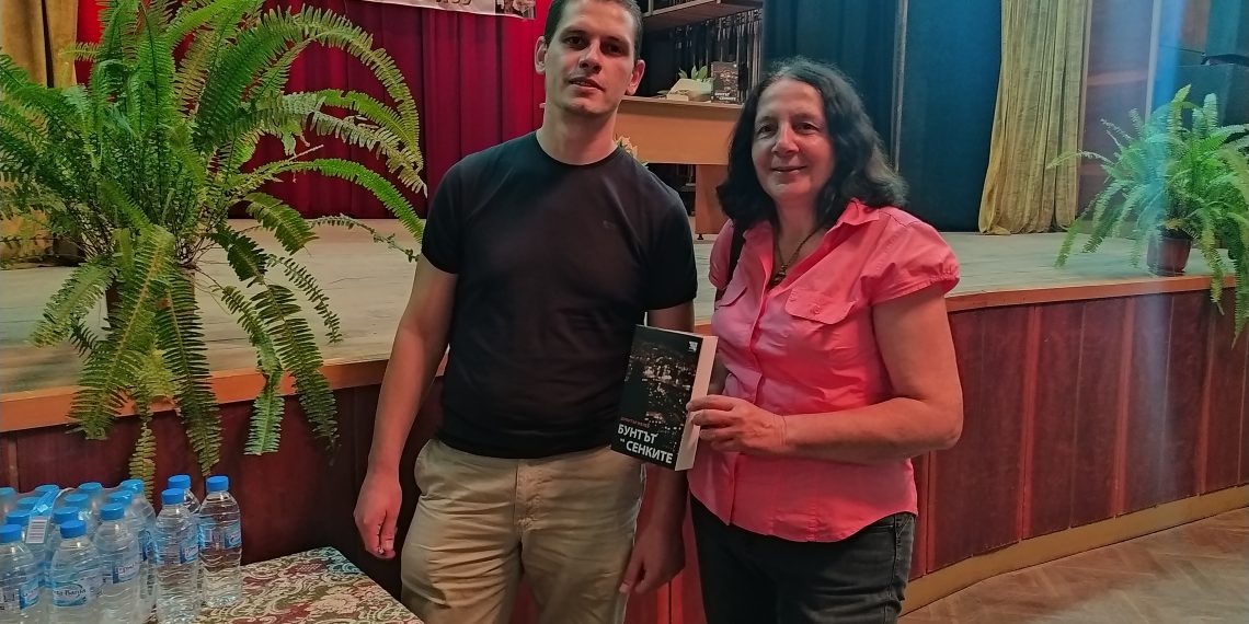 Романът-трилър “Бунтът на сенките” на Димитър Желев беше представен и в Сенник