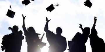 Все по-малко ще завършват висше образование до 2025 г.