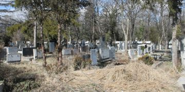 Весела Стойкова, директор на Общинско предприятие „Обреди“-Севлиево: “Да почистим гробовете на близките си преди Голяма Богородица”