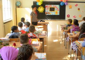 МОН: Присъствен първи учебен ден за първокласниците по възможност навсякъде