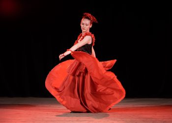 Отличие за балетната школа с изпълнение на Лилия Апостолова