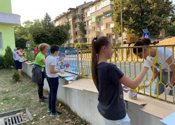 За два дни младежите от Интеракт клуб освежиха оградата на ДК “Йовко Йовков”