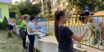 За два дни младежите от Интеракт клуб освежиха оградата на ДК “Йовко Йовков”