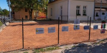 Направиха игрище за петанк и бадминтон в двора на Дневния център за хора с увреждания