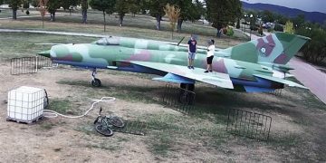 Малолетни вандали повредиха самолета в парк “Казармите”