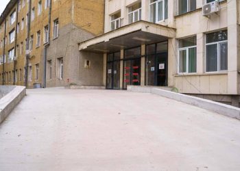 Болницата с вход с естакада за спешни случаи и трудноподвижни пациенти