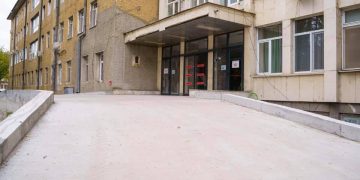 Болницата с вход с естакада за спешни случаи и трудноподвижни пациенти