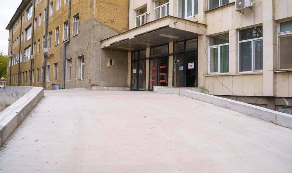 Болницата с вход с естакада за спешни случаи и трудноподвижни пациенти