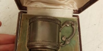 Позлатена императорска чаша, дар на опълченеца Пенчо Сватов, подариха Андрей Ковачев и Надежда Димитрова на РИМ – Габрово