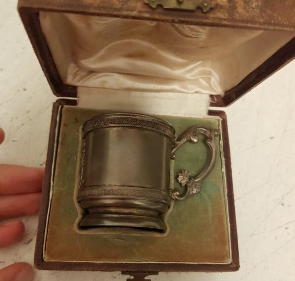 Позлатена императорска чаша, дар на опълченеца Пенчо Сватов, подариха Андрей Ковачев и Надежда Димитрова на РИМ – Габрово