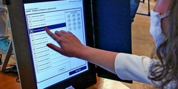 На изборите 2 в 1 ще се гласува на една машина и с една смарт карта