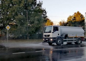 С нова миячна машина мият улиците на Севлиево