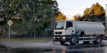 С нова миячна машина мият улиците на Севлиево