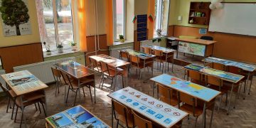 Масите на третокласниците в Гимназията – с нови “дрешки”, няма кой да им се радва