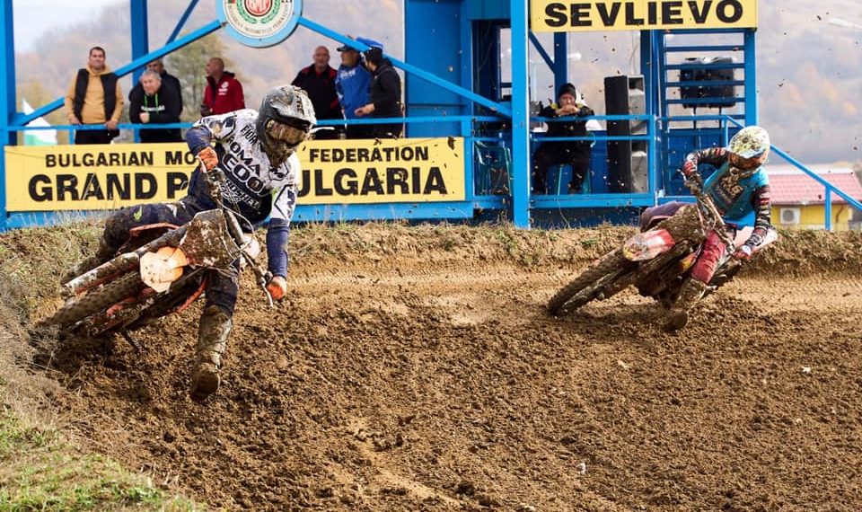 Кметът на Севлиево д-р Иван Иванов и президентът на федерация по мотокрос Ангел Траков наградиха победителите във финалния кръг на Републиканския шампионат по мотокрос