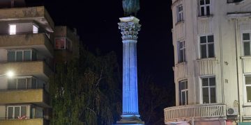Паметникът на свободата грееше в синьо в подкрепа на борбата с мозъчния инсулт