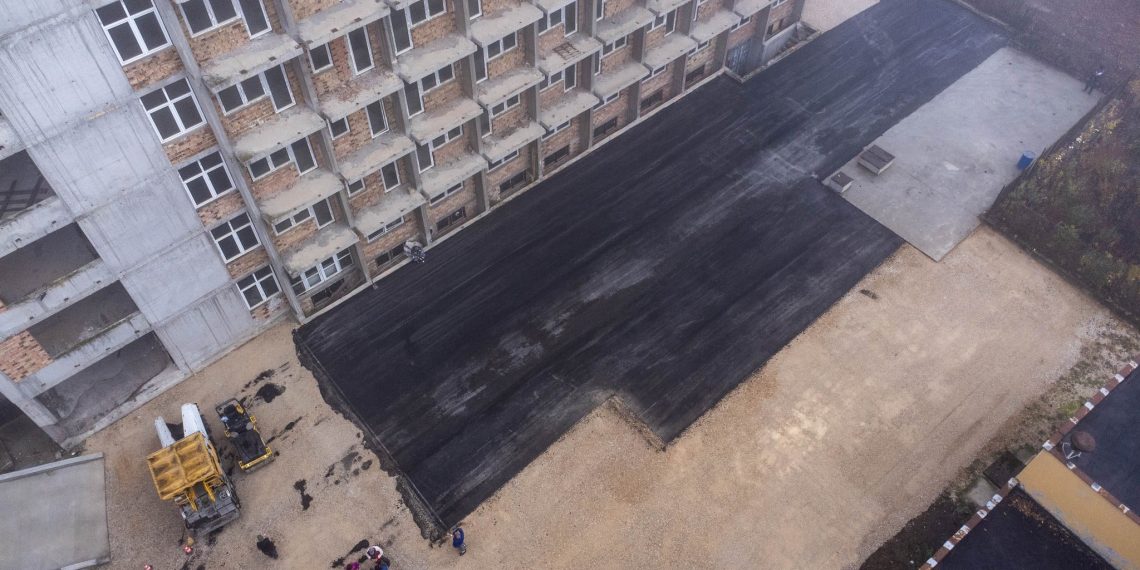 До дни ще е готов паркингът пред новия вход на болницата с естакадата