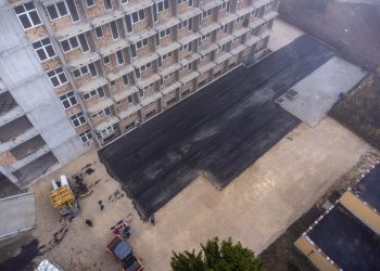 До дни ще е готов паркингът пред новия вход на болницата с естакадата