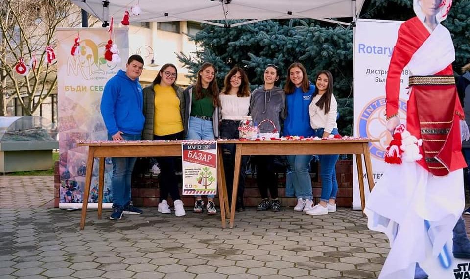 Млади добротворци засаждат дръвчета в парк “Казармите”