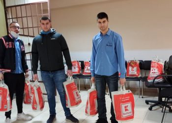 Учениците от ПГМЕТ отново зарадваха възрастни и деца в неравностойно положение