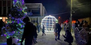 Коледни светлини засияха в Сенник