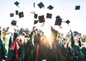 Днес празнуват студентите! Честит празник, но умната, предупредиха от МВР