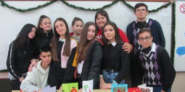 “Направи коледна картичка – подари усмивка”