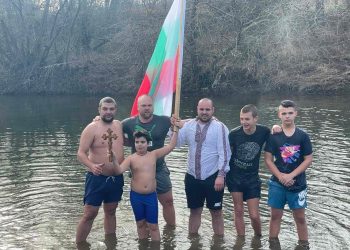 Том Тонев извади кръста в Сенник