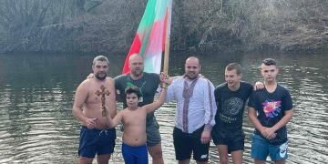 Том Тонев извади кръста в Сенник