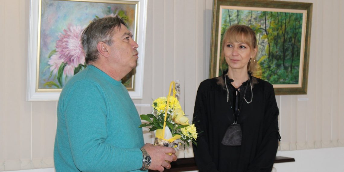 Цветно настроение създадоха пъстрите платна на художничката Пролетина Тотева