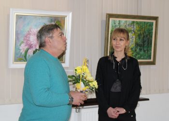 Цветно настроение създадоха пъстрите платна на художничката Пролетина Тотева