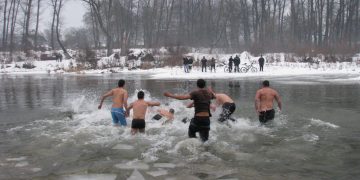 Литийно шествие и спасяване на Богоявленския кръст на Йордановден