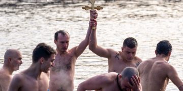 Едновременно двама мъже спасиха Богоявленския кръст от река Росица