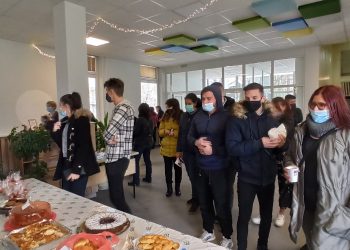 Коледният базар на ПГМЕТ “Ген. Иван Бъчваров” даде още надежда на малката Зари