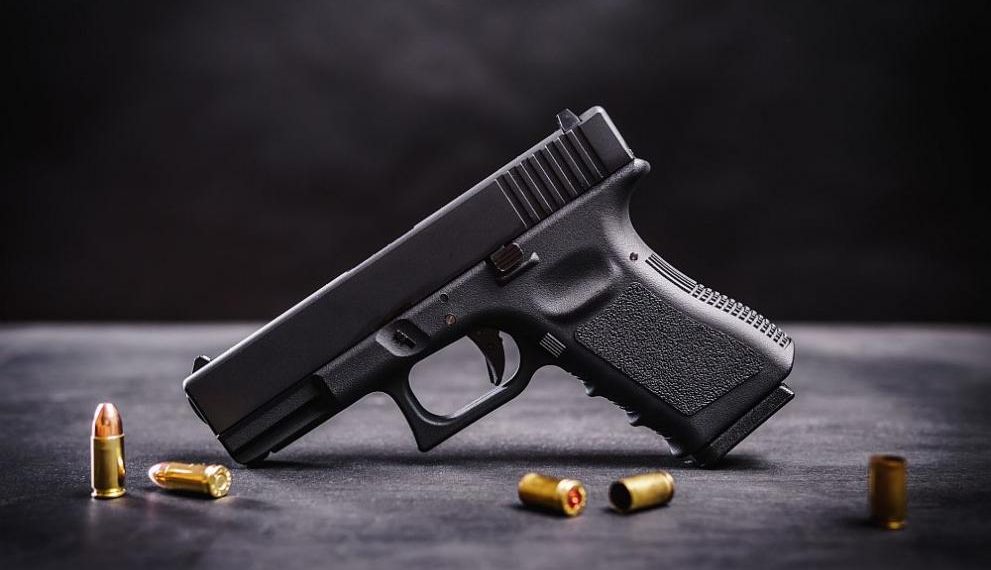 Незаконен арсенал държал у дома си сенничанин