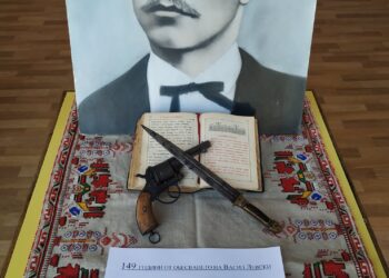 Портрет на Левски, револвер, кама и Евангелие в читалището в Горна Росица